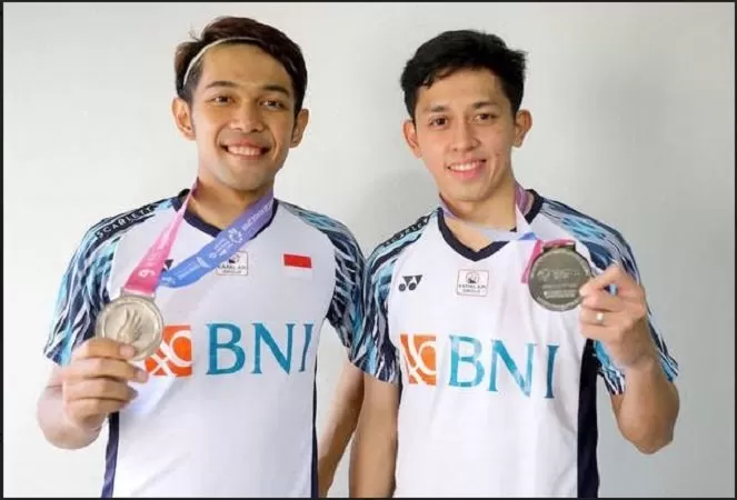 Fajar Alfian/Muhammad Rian Ardianto  dengan medali perak yang diraih mereka pada Korea Open 2022. (Foto: Humas PP PBSI)