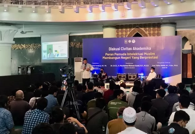 Kang Emil saat menjadi pembicara dalam diskusi di UII. (Foto: Harminanto)