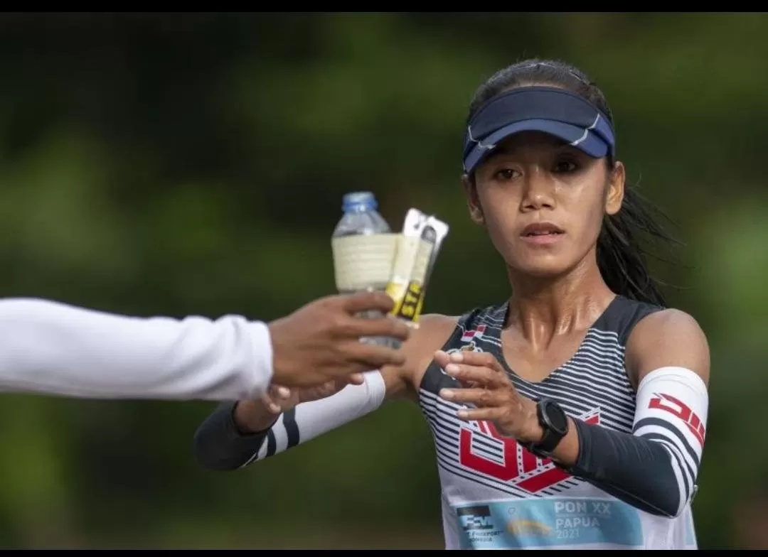 Indah Lupita Sari saat meraih emas 20 km jalan cepat PON XX di Papua. (Foto: Antara)