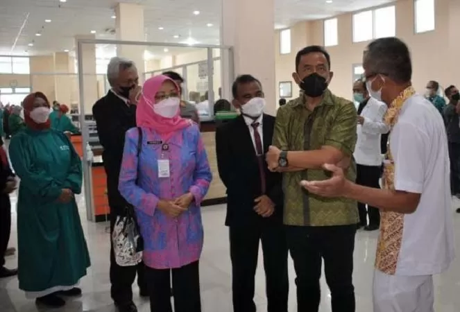 Bupati Cilacap Tatto Suwarto Pamuji saat mendapat penjelasan tentang Gedung B RSUD Cilacap yang diresmikan penggunaannya. (Foto: Maksum N)