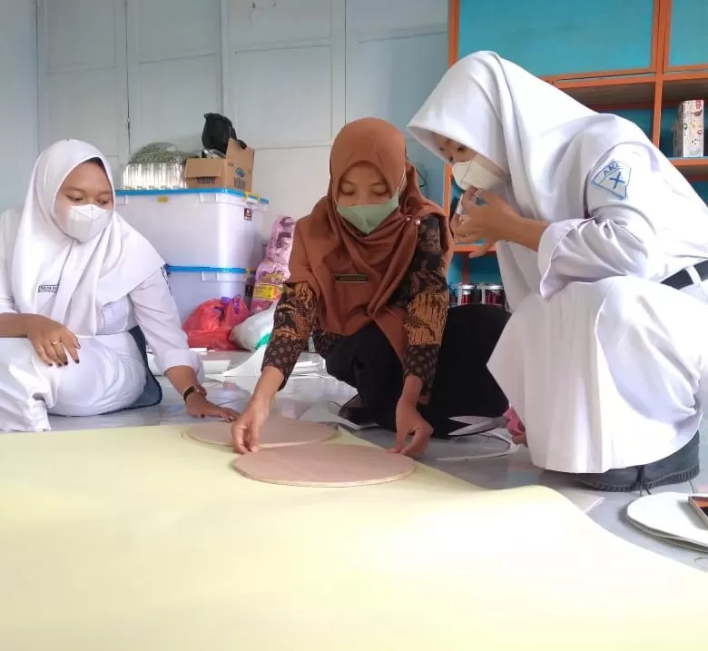 Pembuatan karya edukatif oleh pelajar SMKN Jatipuro (foto: Abdul Alim)