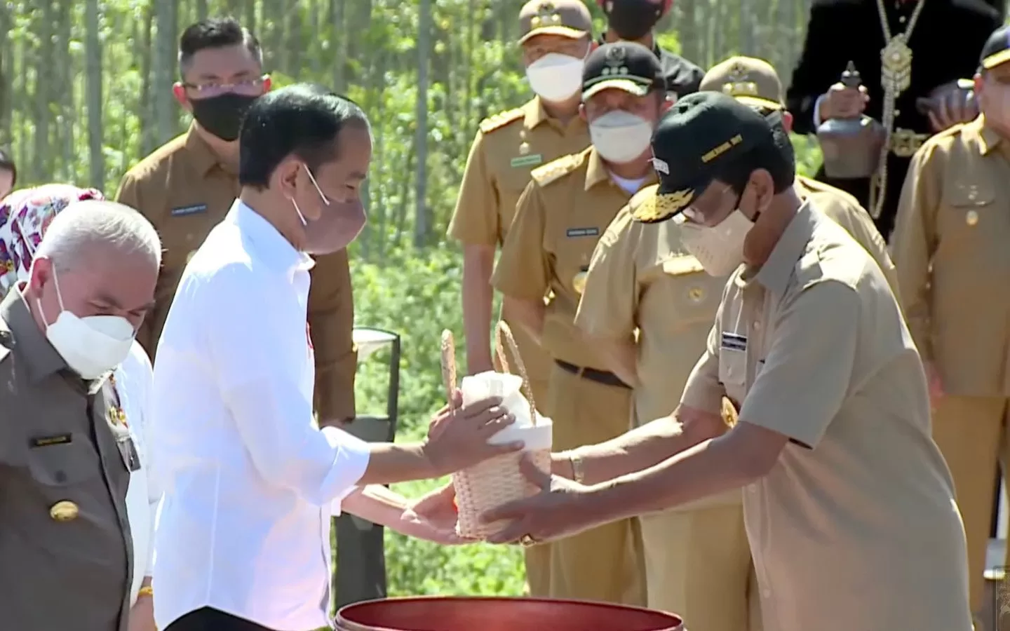 Sultan menyerahkan tanah dan air dari DIY untuk diletakkan di IKN (ist)