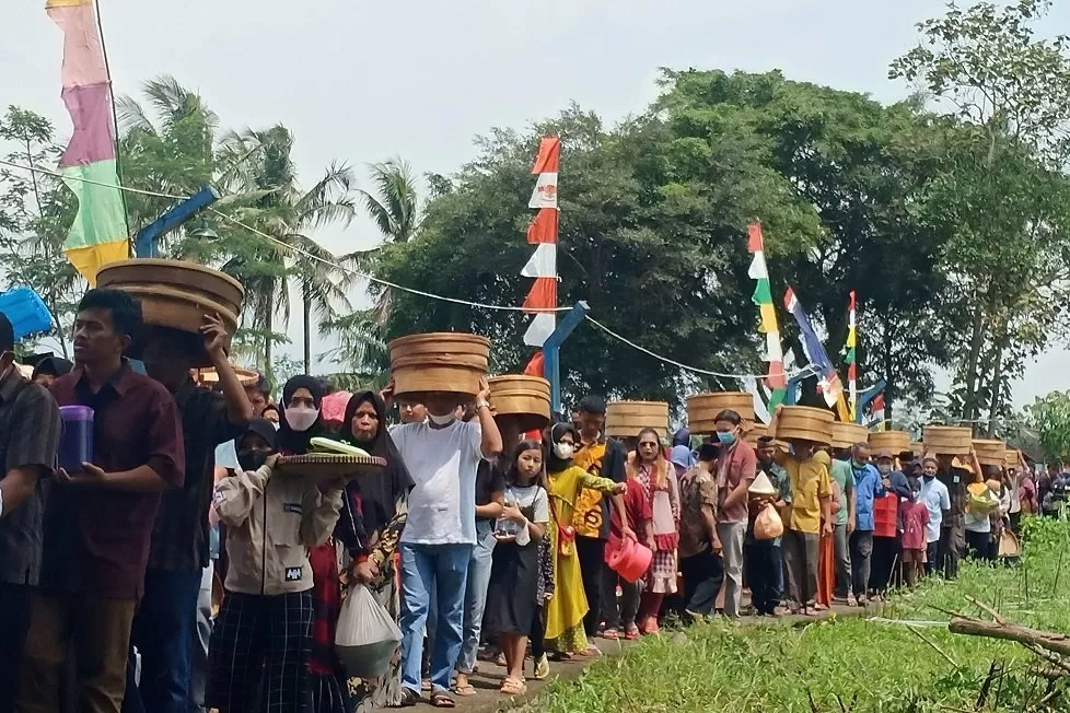 Warga menggelar ritual sadranan di makam Kiai Demang di Dusun Demangan Desa Candimulyo Kecamatan Kedu Temanggung  (foto zaini arrosyid)