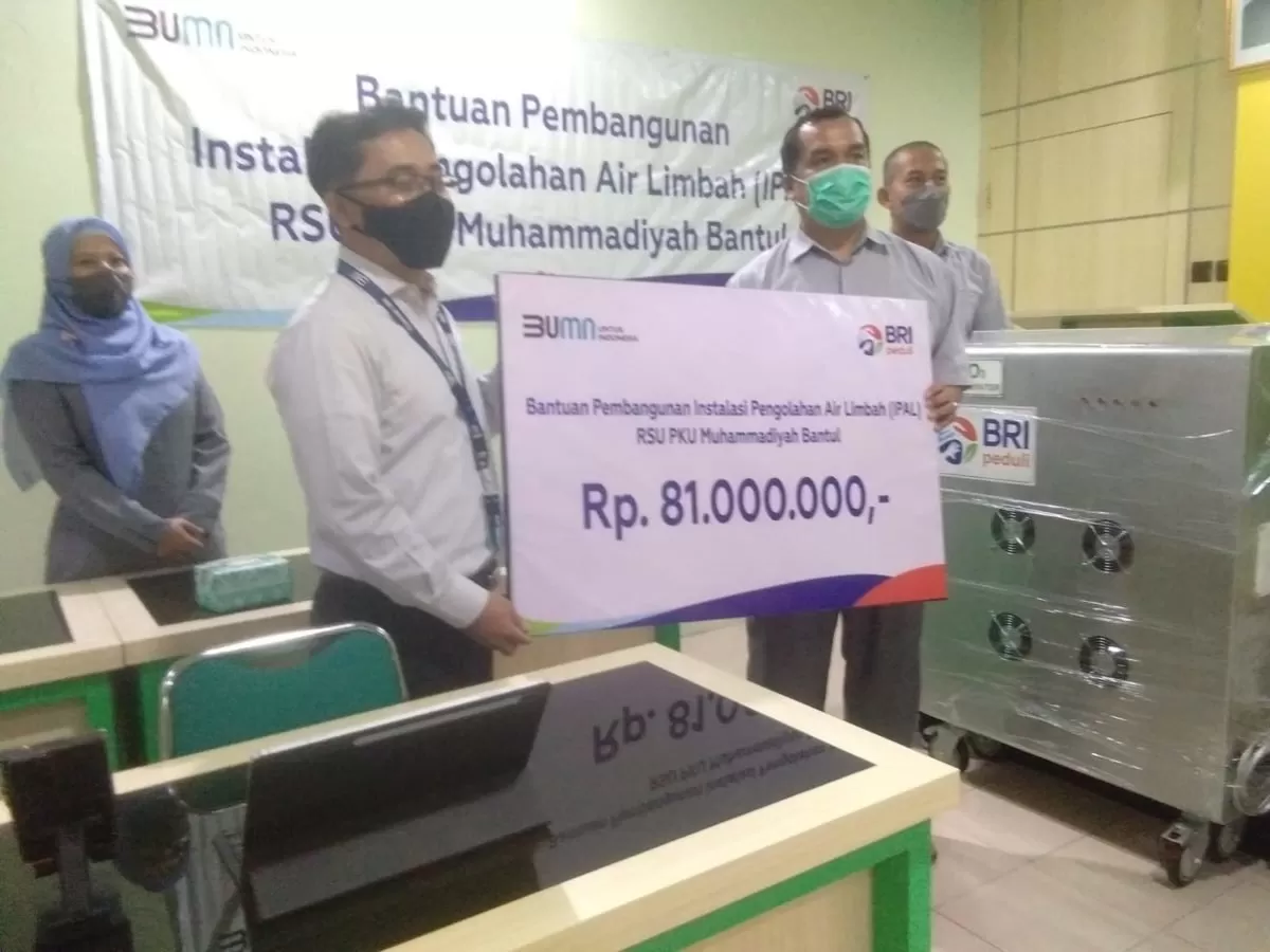 Penyerahan secara simbolis dana bantuan pembangunan IPAL oleh Suwarno kepada Widiyanto Danang Prabowo.  (ist)