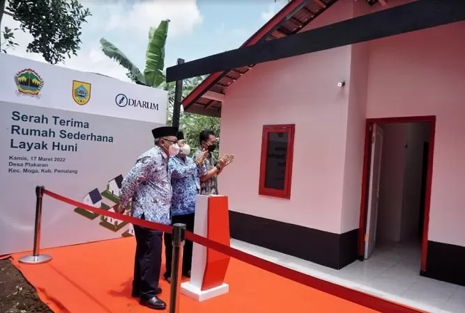 Serah Terima Simbolis Rumah Sehat Layak Huni (RSLH) dari PT Djarum kepada 10 Pemilik Rumah.(Foto: Istimewa)