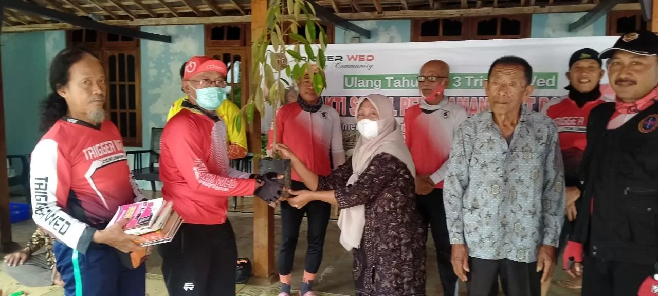 Penyerahan bibit kepada warga.  (foto: dedy ew)