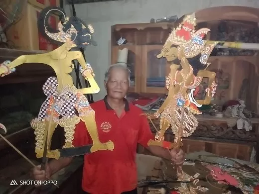 Sujiono dengan hasil karyanya wayang kulit Brotosena dan Duryudana  (foto: judiman)