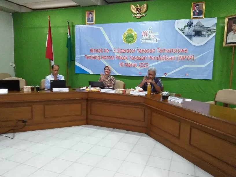 Ki Prof Pardimin (paling kanan) ketika membuka bimtek.  (foto: warisman)