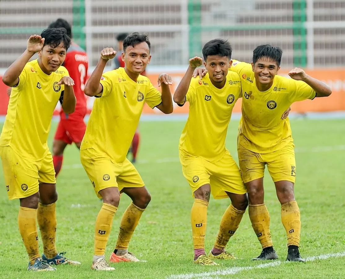 Angga Setyawan (dua dari kanan) merayakan golnya bersama Mataram Utama (dok Mataram Utama)