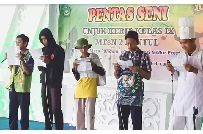 Siswa MTs N 7 Bantul unjuk kebolehan dalam pentas seni. (Foto: Sukro R)