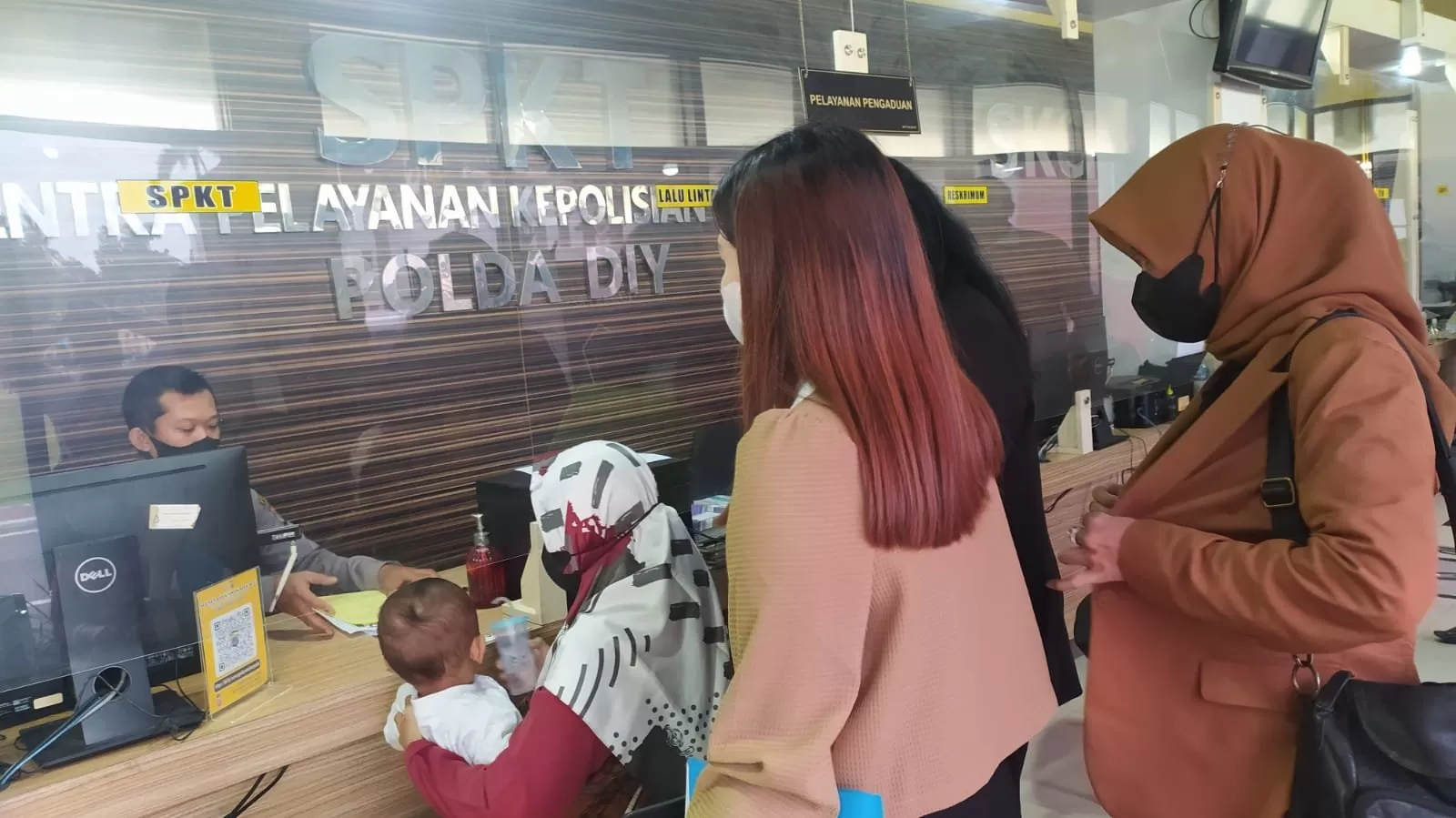 Pelapor didampingi tim hukum dari Pembela Perempuan dan Anak Yogyakarta saat melapor ke Mapolda DIY.  (foto: wahyu priyanti)