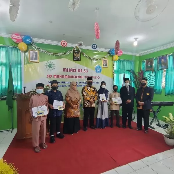 Penyerahan santunan&nbsp; beasiswa pada 4 siswa terdampak Covid-19. KR-Juvintarto&nbsp;