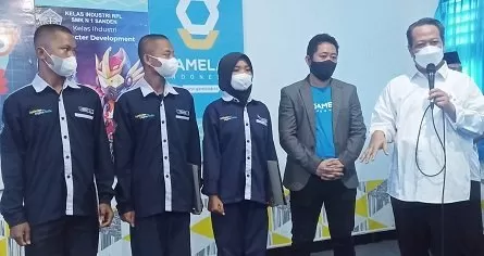 Wakil Kepala Dinas Pemuda dan Olahraga DIY, Drs Suhirman  didampingi CEO PT Educa Studio Gamelab Indonesia Andhi Taru NNW berdialog dengan siswa.   (foto: sukro riyadi)