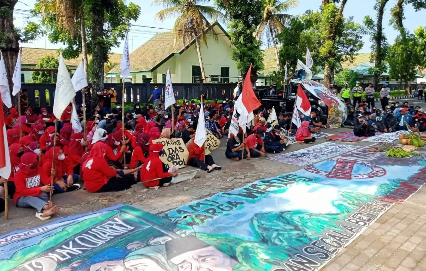 Ilustrasi. Unjukrasa warga menolak kuari Desa Wadas di BPN Purworejo. (foto: jarot sarwosambodo)