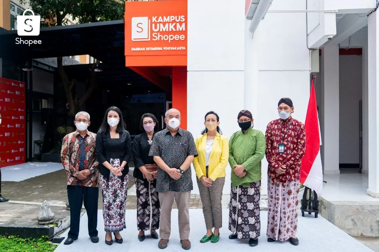 KGPAA Paku Alam X, GKR Bendoro dan Balques Manisang bersama jajarannya di depan Kampus UMKM Shopee (Foto: Istimewa)