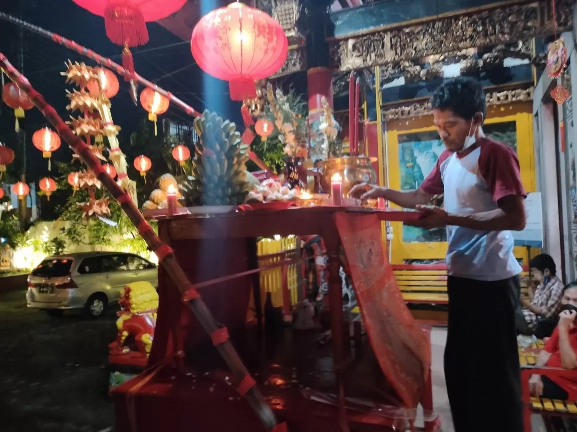 Petugas membersihkan Altar King Thi Kong untuk persiapan Sembahyangan selanjutnya.&nbsp;(foto: juvintarto)