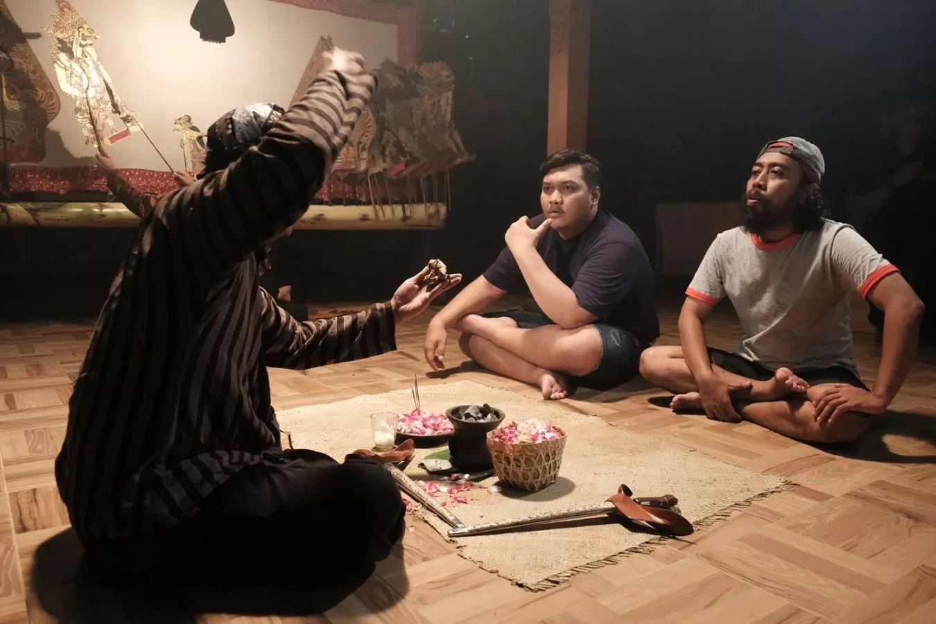 Ndarboy Genk (tengah) dan Kukuh Kudamai dalam video seri musikal 'Penting Yakin' (ist)