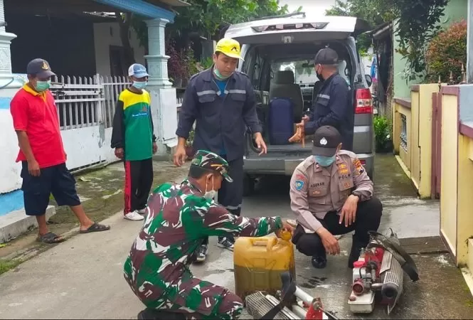 Polsek Gatak saat melakukan fogging di Desa Geneng. (Dokumen Polres Sukoharjo)