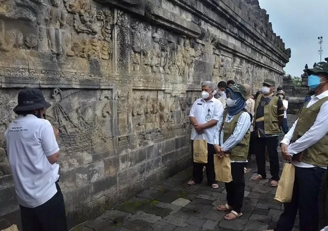 Storytelling relief kapal di dinding Candi Borobudur saat berlangsung. (Thoha)