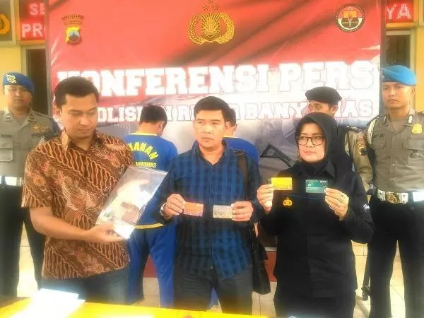 Kasat Reskrim Polres Banyumas didampingi Kasubag Humas dan Kanit 1 menunjukan barang bukti alat kejahatan dengan latar belakang pelaku.(Foto:Driyanto)