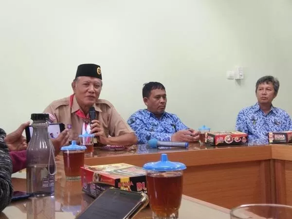 Ir. Suyana kepala dinas lingkunga hidup kota yogya sedang menjelaskan terkait masalah sampah di gedung kominfo balai kota. (Foto: Evi NA)