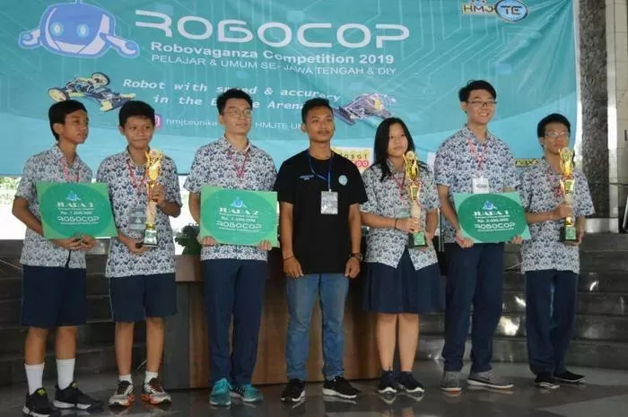 Para pemenang Line Follower Digital Pelajar saat menerima penghargaan (foto sugeng I