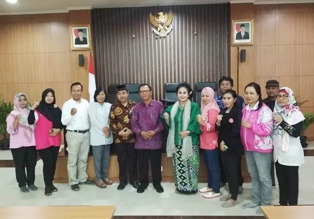 Eksponen Kawula Jogja Istimewa bersama tokoh masyarakat DIY usai pernyataan sikap dukungan terhadap GKR Hemas. (Foto: Devid P)