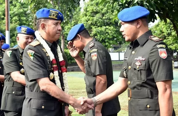 Danpuspomad Mayjen TNI Rudi Yulianto (kiri) jabat tangan dengan prajurit Polisi Militer Kodam IV Diponegoro sebelum mengambil sumpah penyidik. (Foto: Chandra AN)