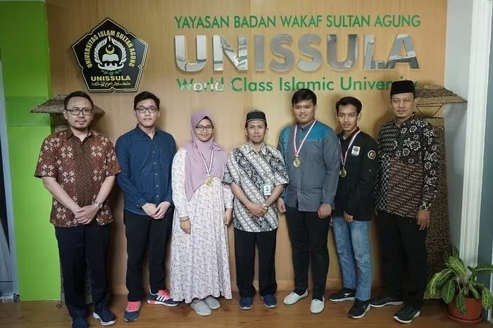 Rektor (tengah), WR III (kanan) bersama 4 mahasiswa peraih juara lomba di Singapura (  Foto sugeng I)