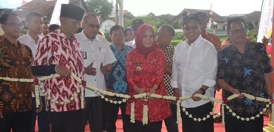 Wakil Walikota Magelang saat memotong untaian melati saat peresmian rusunawa Wates. (Thoha)