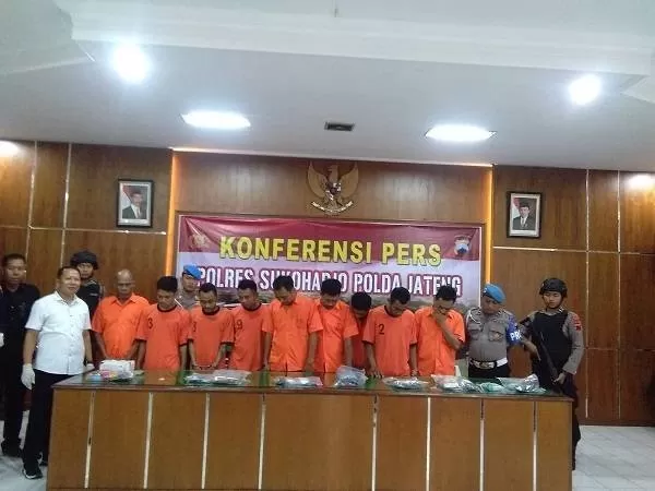 Kasat Narkoba Polres Sukoharjo AKP AA Gede Oka saat menunjukan tersangka pengguna sabu dan barang bukti. (wahyu imam ibadi)