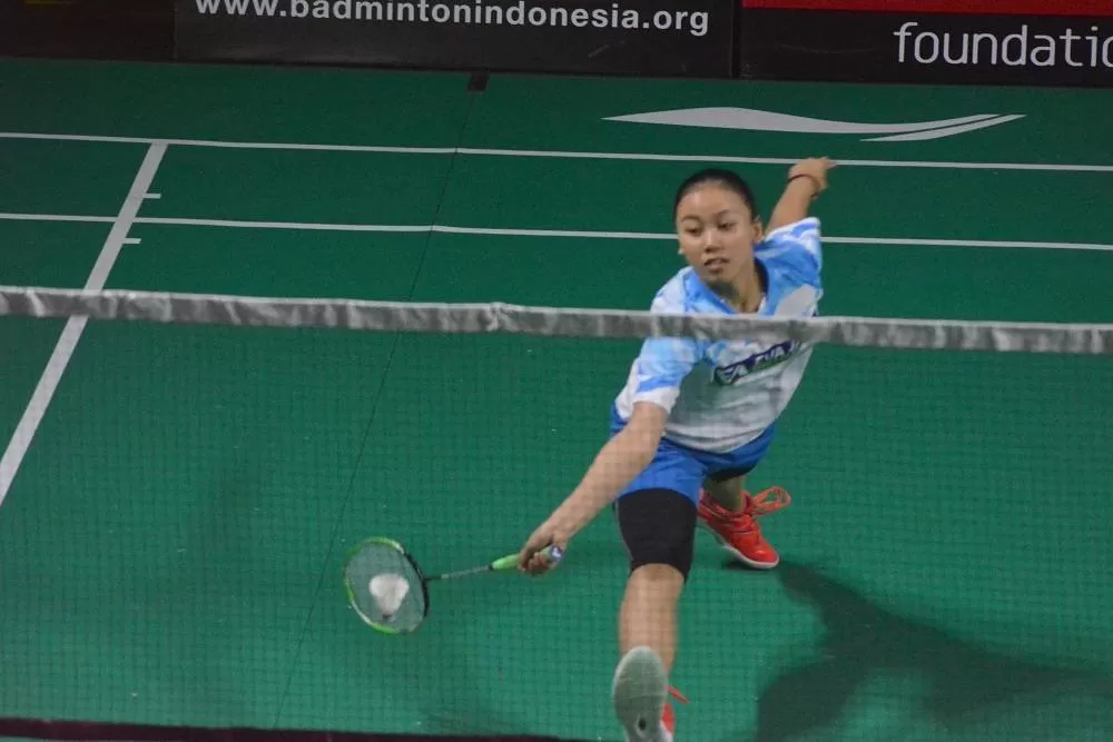 Aksi Jihan Hanifah saat mengembalikan bola Shaka Rheina di partai final di GOR Pangukan, Sabtu (9/3). Foto: Abrar