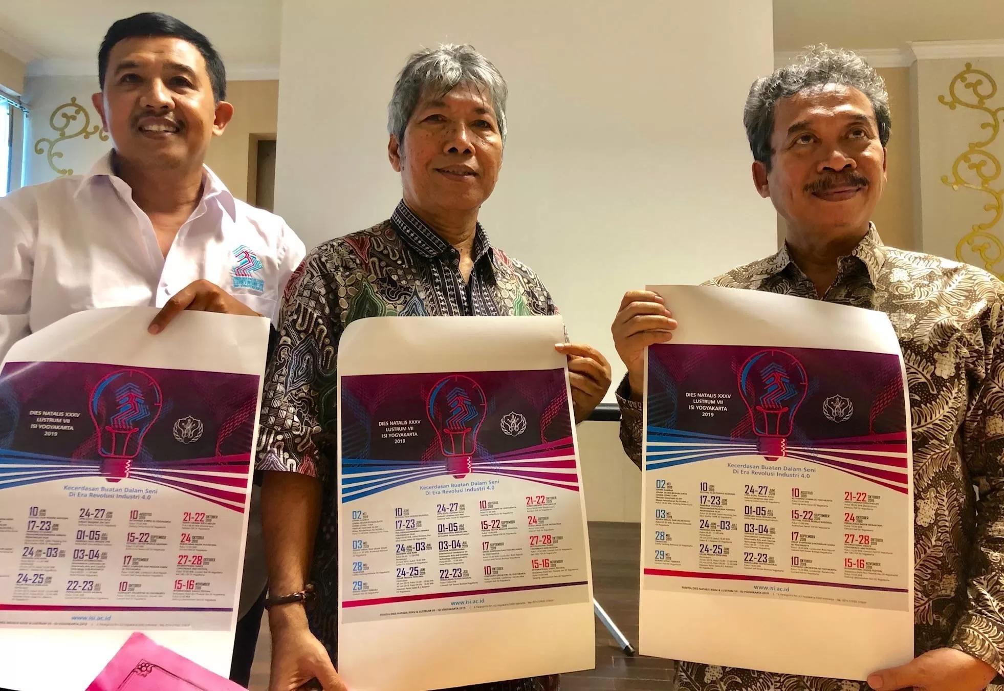 Rektor ISI Yogyakarta (paling kanan) saat berfoto untuk media (Harminanto)