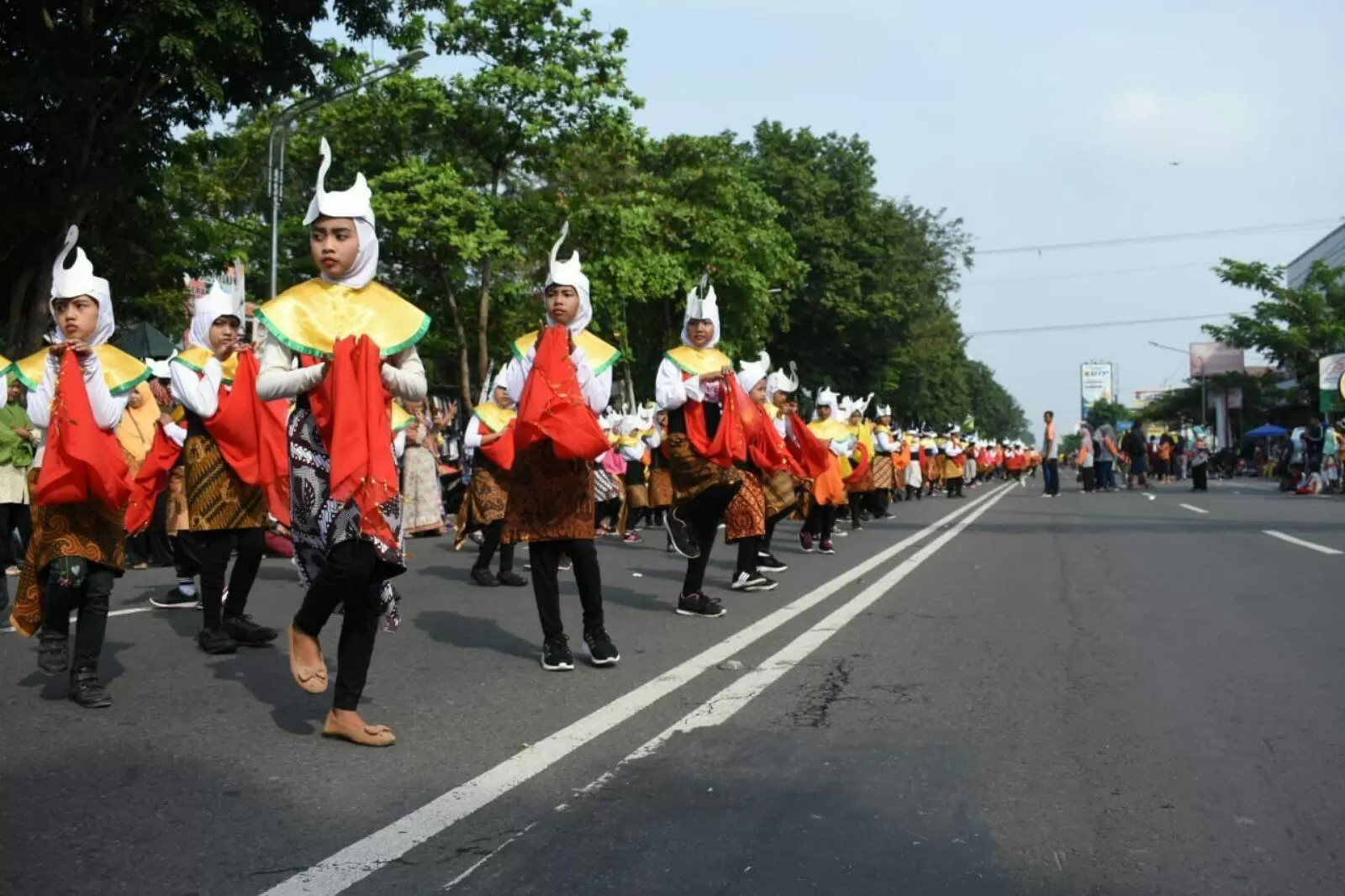 : Tari angsa disajikan secara massal oleh pelajar di CFD Karanganyar. (foto:Abdul Alim)