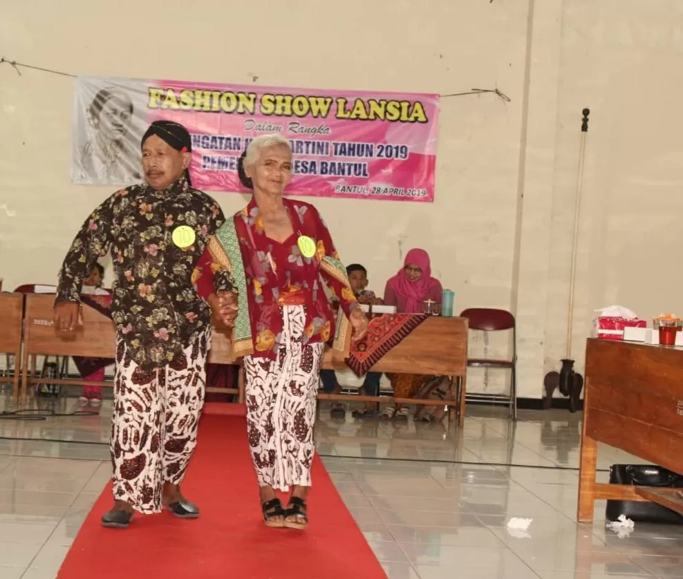 Salah satu penampilan pasangan Dimjeng Lansia Desa Desa Bantul. (Foto: Rahajeng Pramesi)