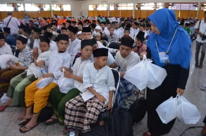 Anak-anak yatim, piatu dan dhuafa mendapatkan santunan dari Iwapi DIY (Devid)