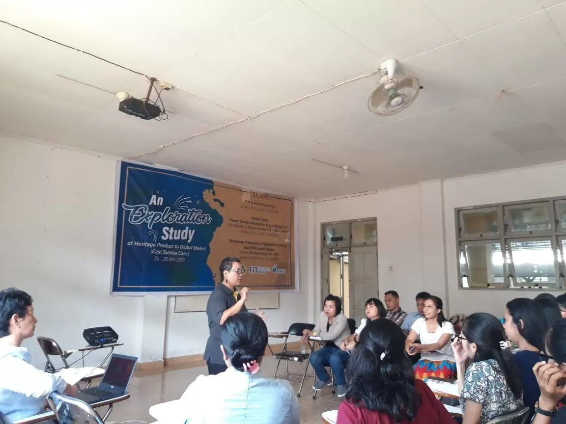 suasana pelatihan penelitian oleh Dosen Unika Dr Rustina Unhtari di Unkriswina Sumba (foto Ist)