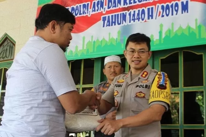 Kapolres Magelang saat menyerahkan zakat fitrah. (Thoha)