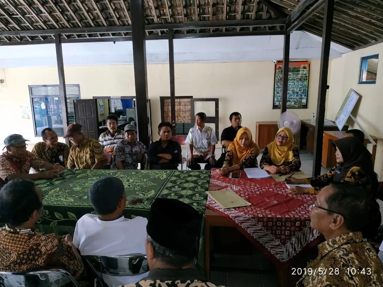 Penyaluran insentif RT RW di Desa Gajahan, Colomadu. (foto:Abdul Alim)