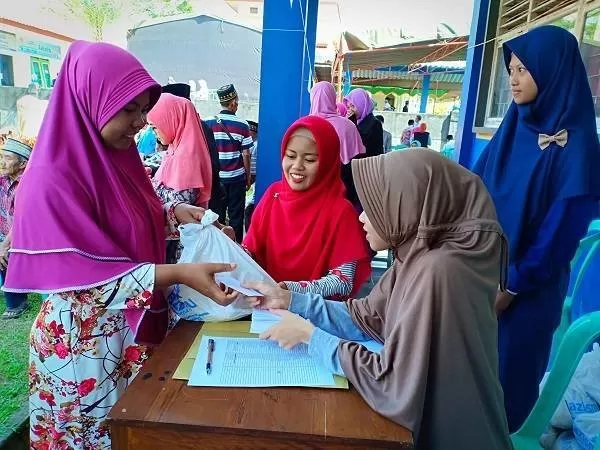 Warga mendapatkan bingkisan dari Lazismu Bandongan. (Foto: Zaini A)