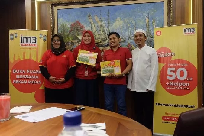 Sales Area Manager Yogyakarta Inner Fifi Sulistyoningsih  dan Sales Area Manager Yogyakarta Outer Aris Budiyanto. (Foto: Fira N)