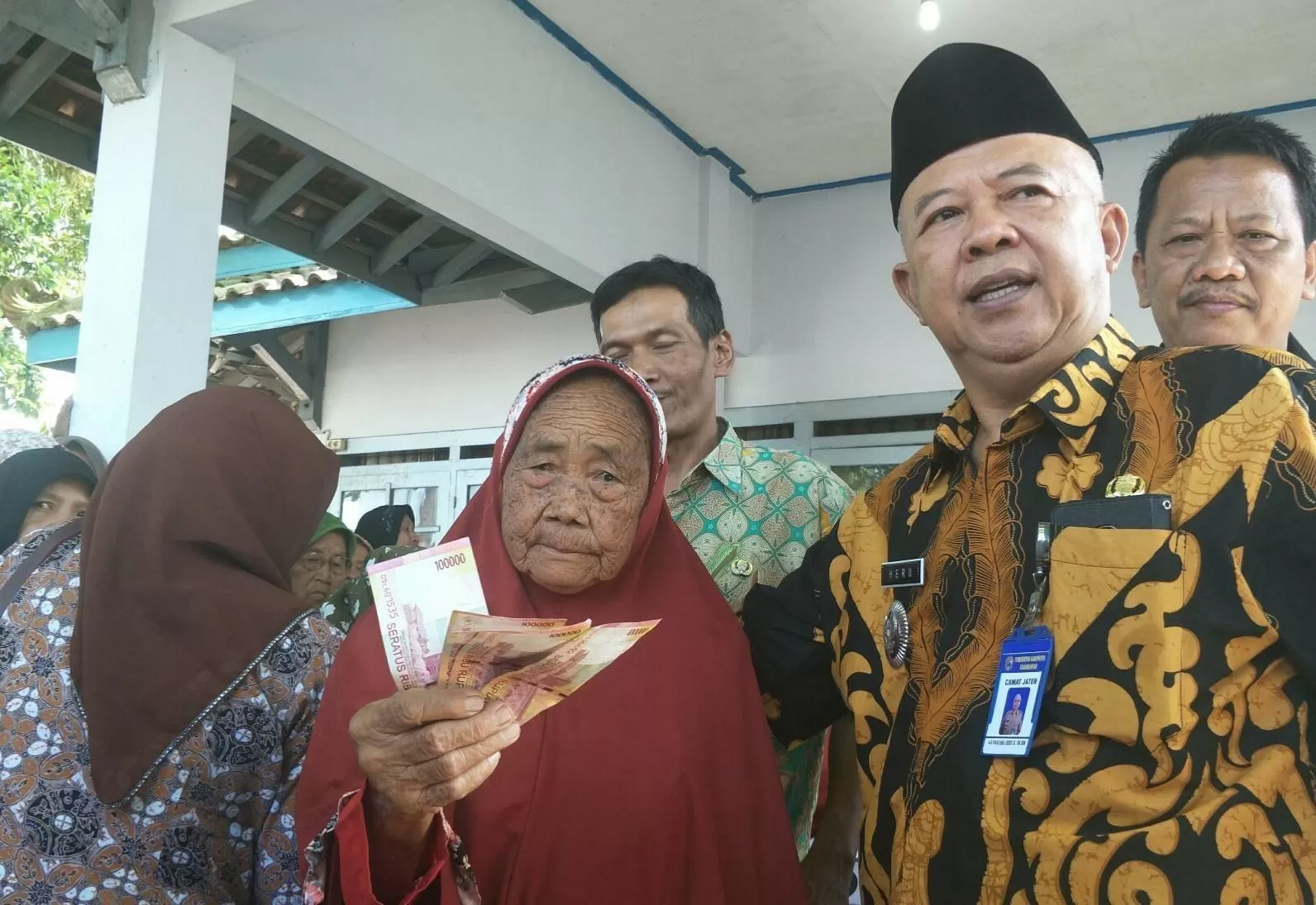 Penyerahan secara simbolis di kantor Kecamatan Jaten. (foto:Abdul Alim)