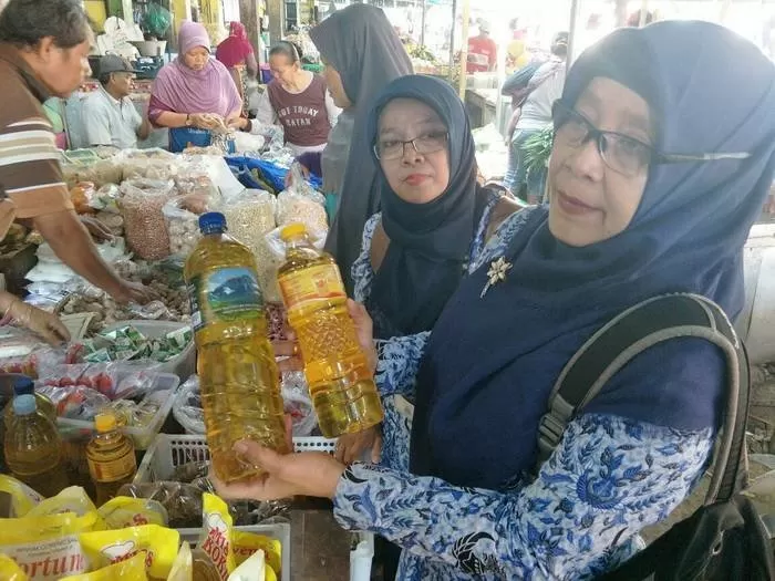 Minyak goreng diduga daur ulang di Pasar Palur. (Foto:Abdul Alim)