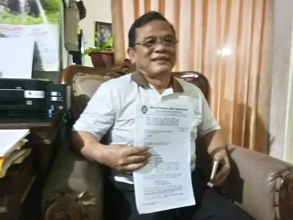 Oncan Poerba SH menunjukkan salinan PK yang diajukan. (Foto: Juvintarto)