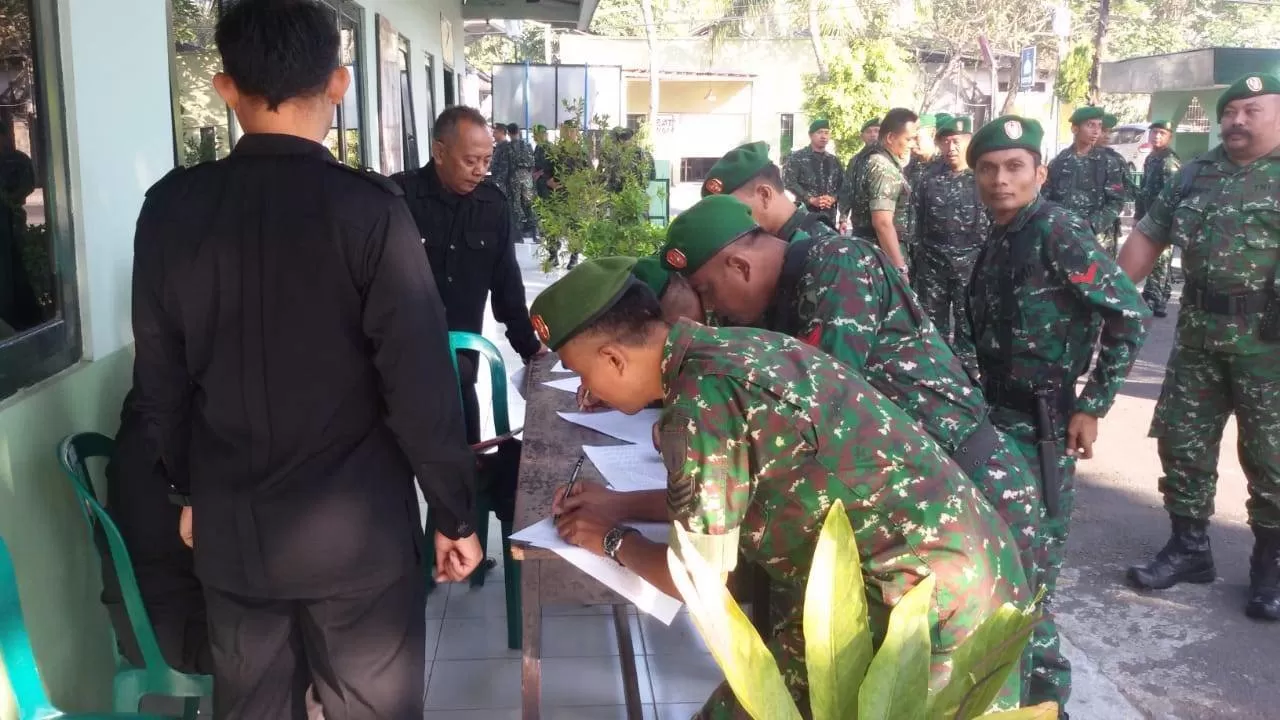 Prajurit Kodim 0729 Bantul saat menjalani tes urin.