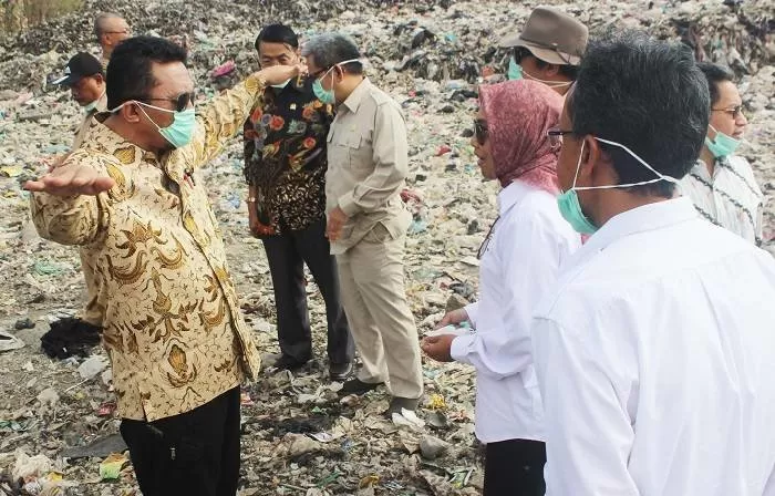 Anggota Komisi VII DPR RI melihat kondisi TPST Piyungan Bantul. (Foto: Sukro R)