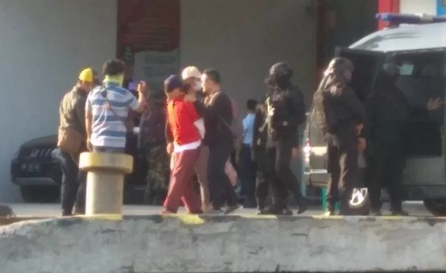 Dengan mata tertutup kain, salah satu napiter asal Lapas Gunung Sindur Bogor yang mendapat pengawalan ketat hendak diantara menuju kapal. (Foto : R Maksum Noor)