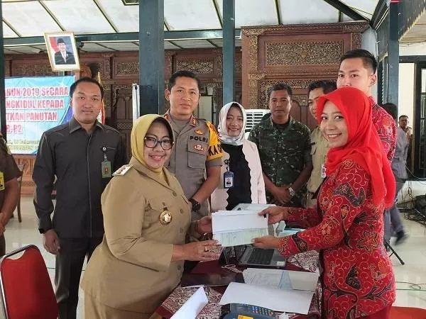 Hj Badingah membayarkan pajak ke Bank BPD DIY. (Foto: Dedy EW)