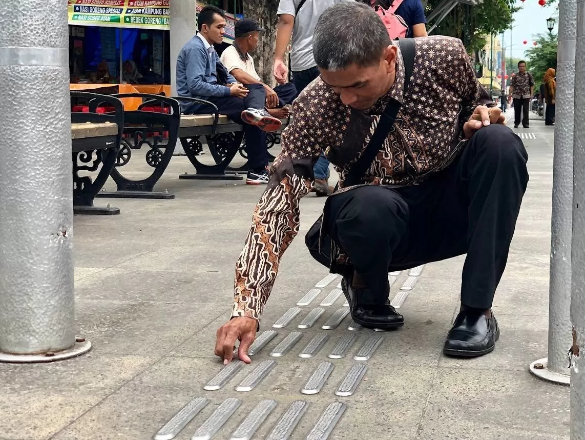 Guiding block pedestrian Malioboro yang terlepas dari posisi seharusnya. (Foto : Harminanto)