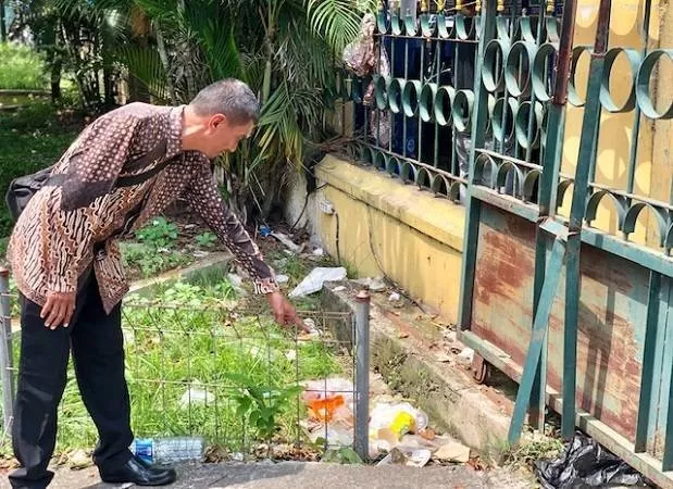 Sampah berserakan di halaman kantor UPT Malioboro bekas Dinas Pariwisata DIY. (Foto: Harminanto)